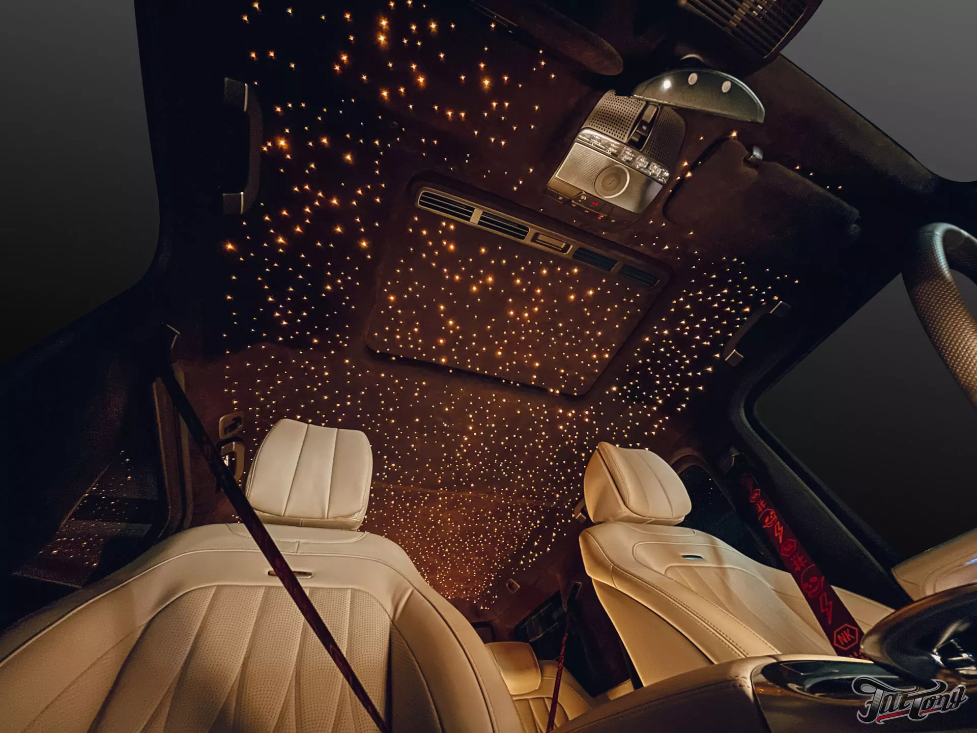 Mercedes G63 AMG. Звездное небо. Перетяжка потолка в алькантару. Карбон. Ковры из экокожи. Цветные ремни безопасности